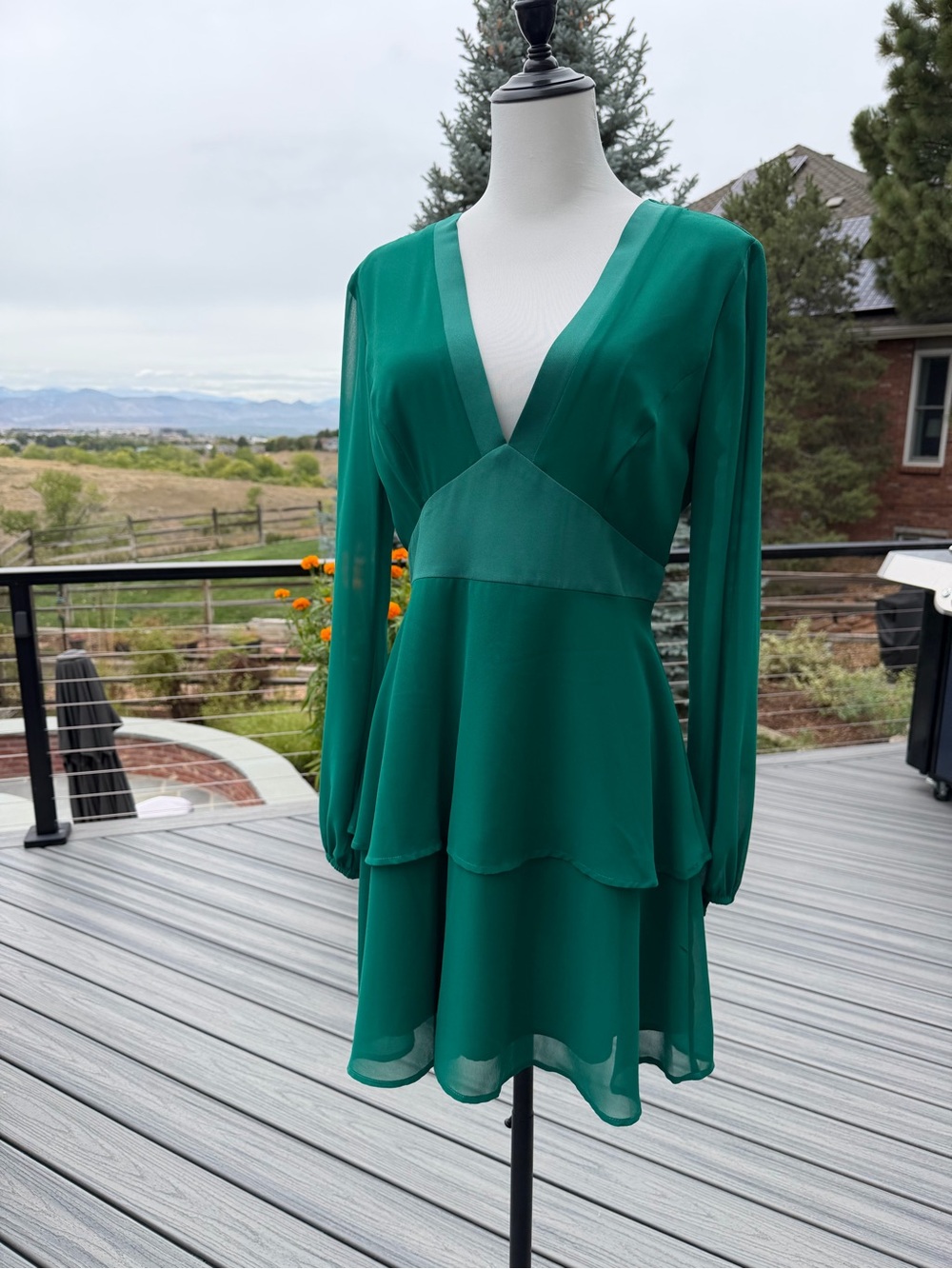 BCBG NWT Emerald Green deep V-Neck Tiered Mini Dress